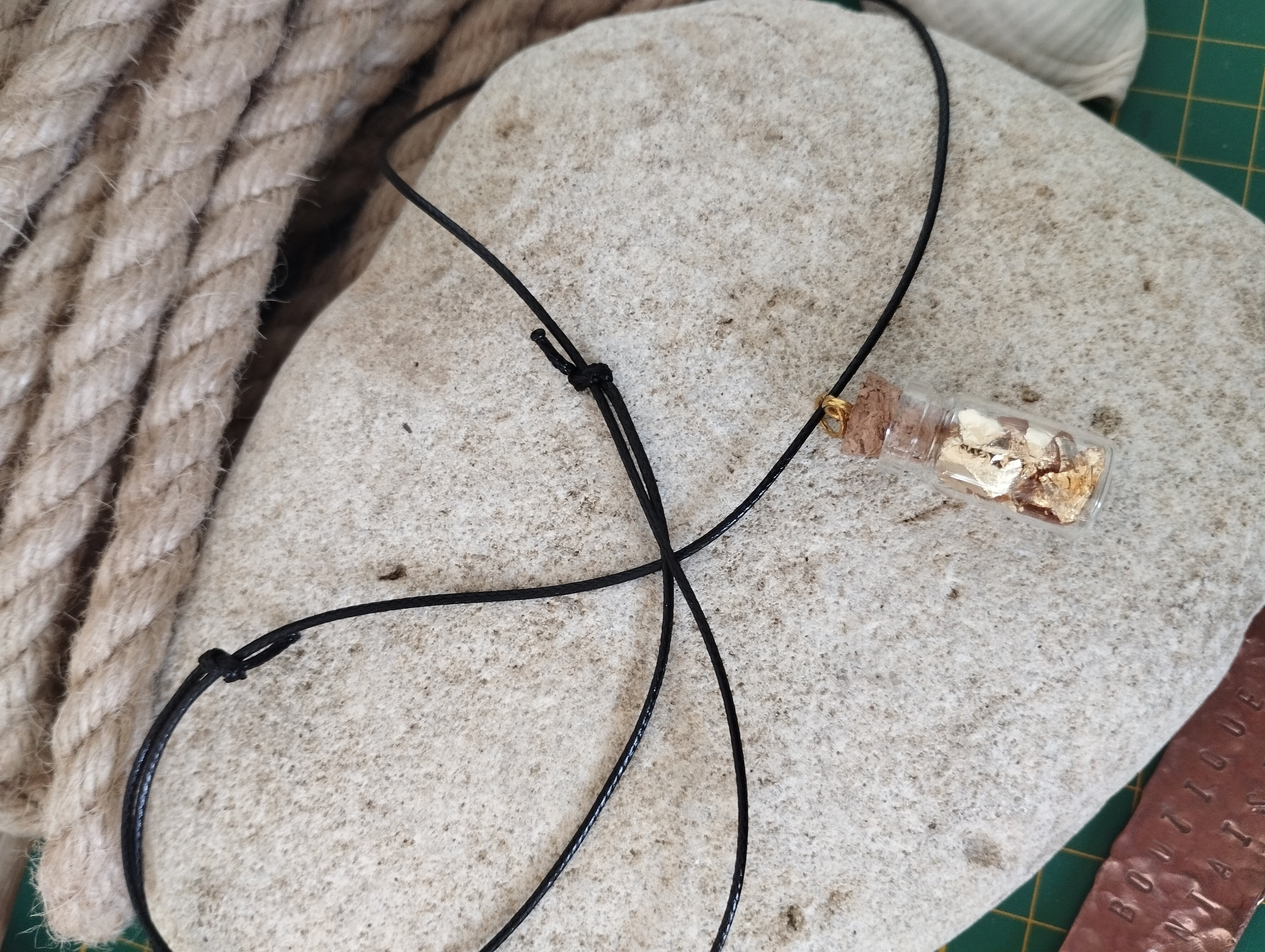 Pendentif feuille d'or