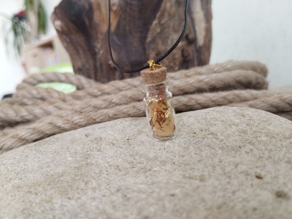 Pendentif feuille d'or